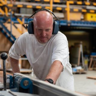 Werknemer interieurafwerking